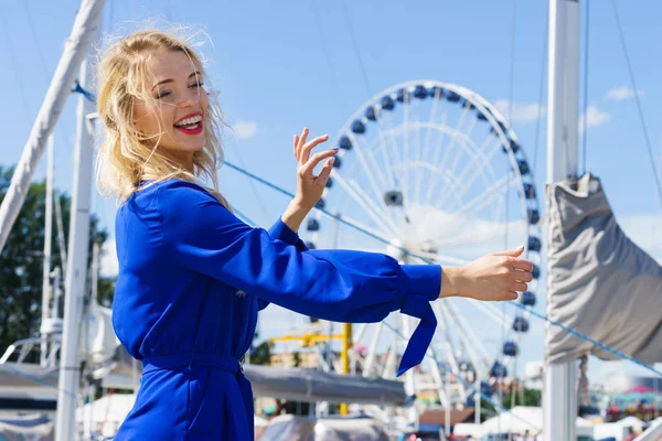 Fashionable Vrouw Met Blauwe Jumpsuit Short Perfect Voor Zomer Fashion — Stockfoto