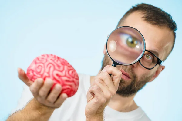 Hombre Nerd Adulto Con Anteojos Mirando Modelo Cerebro Humano Conjunto — Foto de Stock