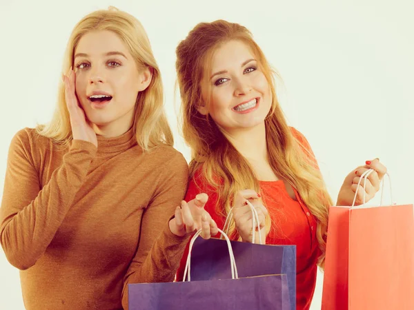 Twee Tiener Vrouwen Worden Blij Het Winkelen Vriendinnen Houden Kleurrijke — Stockfoto