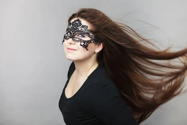 Gelukkig Vrij Mysterieuze Vrouw Dragen Zwart Oog Kant Masker Met — Stockfoto