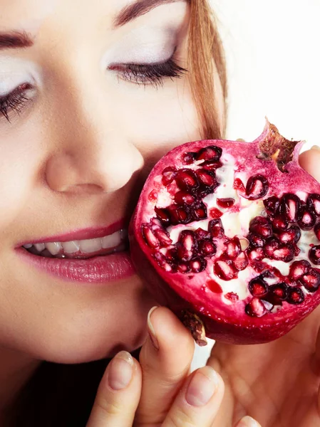 Mulher Menina Morena Alegre Segurando Frutas Romã Mãos Branco Alimentação — Fotografia de Stock