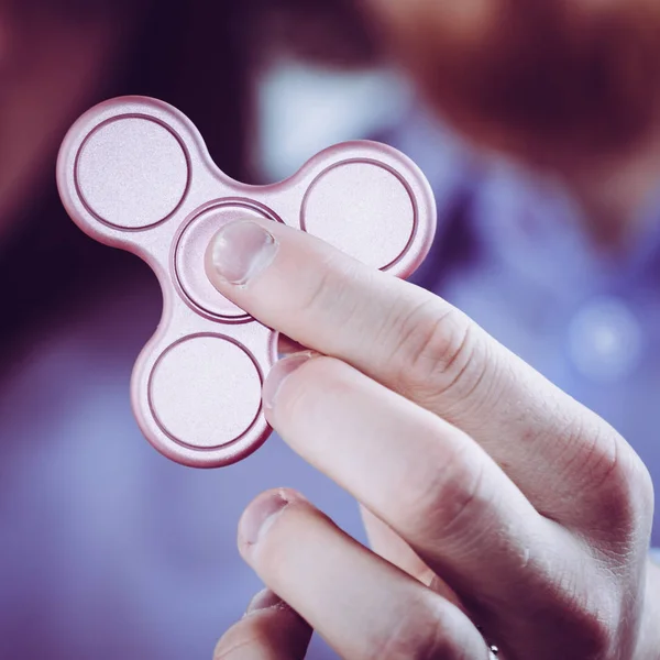 Pessoa Irreconhecível Mostrando Fidget Spinner Rosa Tendência Mídia Social Conceito — Fotografia de Stock