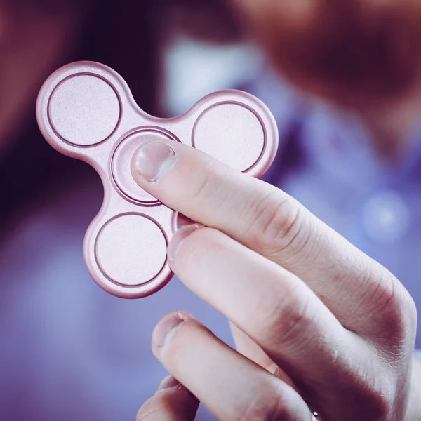 Persona Irriconoscibile Che Mostra Filatore Fidget Rosa Tendenza Dei Social — Foto Stock