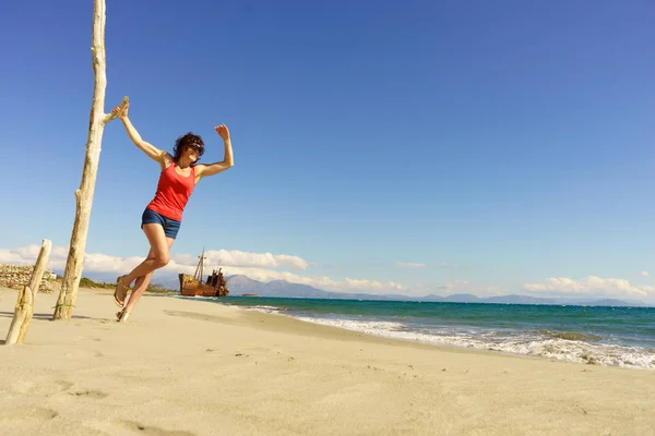 Liberdade Viagem Mulher Turística Madura Praia Desfrutando Férias Verão Velho — Fotografia de Stock