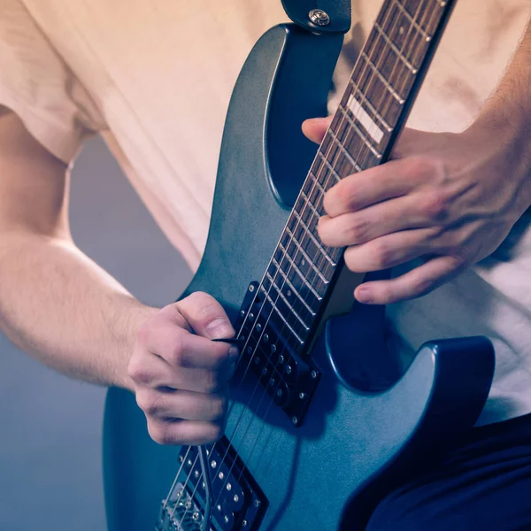 Close Homem Tocando Guitarra Elétrica Durante Show Estúdio Música Instrumentos — Fotografia de Stock