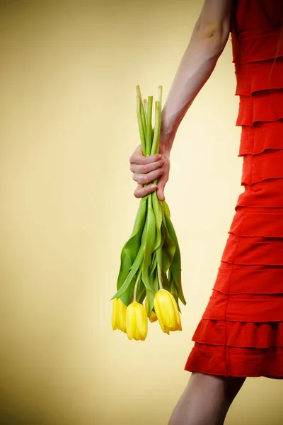 Weltfrauentag März Frau Roten Kleid Mit Gelben Tulpen Rückansicht Muttertag — Stockfoto