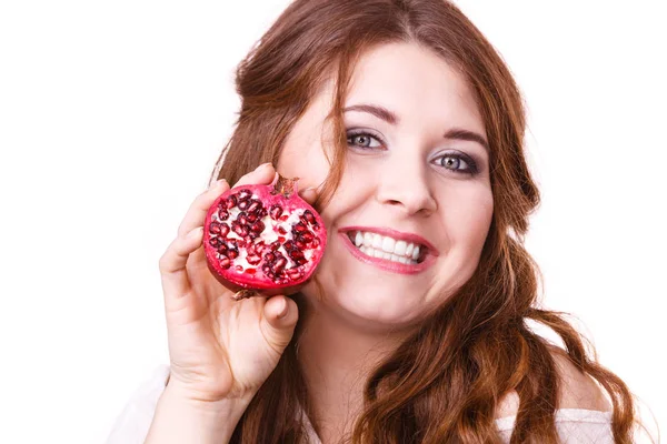 Mujer Morena Alegre Sosteniendo Frutas Granada Las Manos Aislada Blanco —  Fotos de Stock