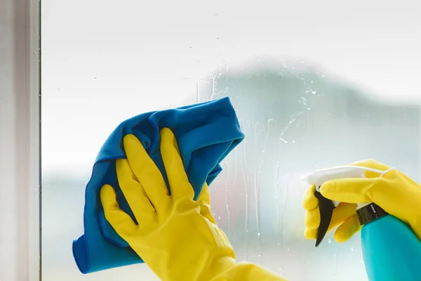 Női Kéz Sárga Kesztyű Tisztító Ablak Kék Rongy Spray Mosószer — Stock Fotó