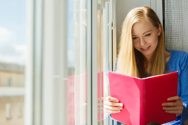 Giovane Donna Seduta Sul Davanzale Della Finestra Leggere Libro Interessante — Foto Stock