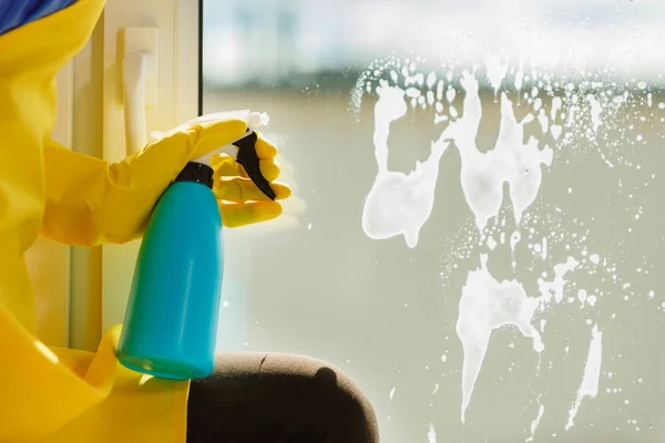 Vrouwelijke Hand Gele Handschoenen Reinigingsvenster Met Blauwe Doek Spray Wasmiddel — Stockfoto