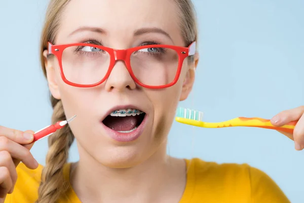 Concepto Dentista Ortodoncista Mujer Joven Sonriendo Limpiando Cepillando Los Dientes —  Fotos de Stock