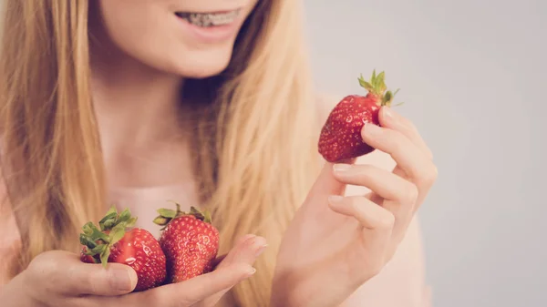 Young Woman Eating Fresh Strawberries Fruits Healthy Meal — Stock Photo, Image