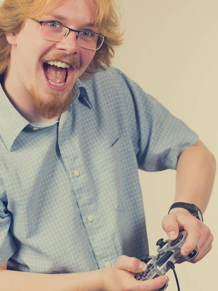 Nerd Geek Jovem Adulto Homem Jogando Console Vídeo Segurando Almofada — Fotografia de Stock