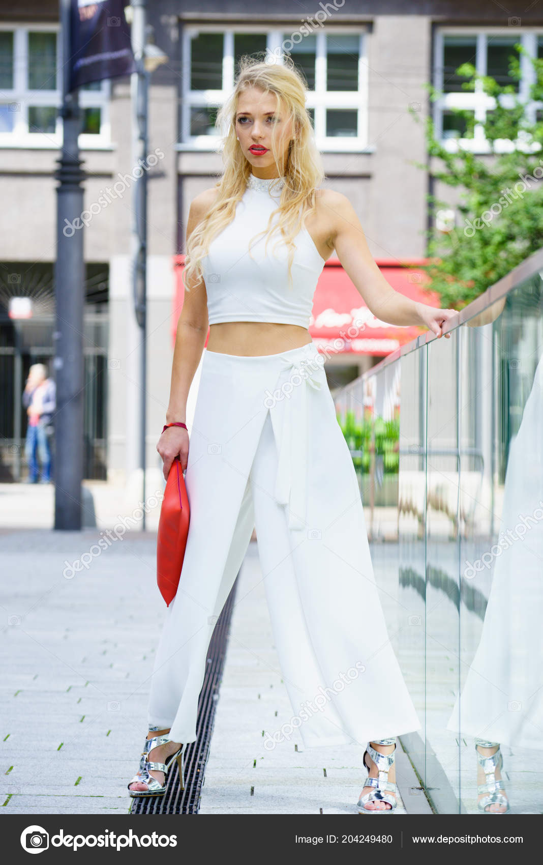 Elegante Mujer Moda Que Presenta Ropa Urbana Moda Top Blanco Foto de stock 204249480 Voyagerix