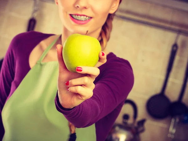 Fiatal Hosszú Hajú Gazdaság Nagy Sárga Zöldalma Gyümölcs Egészséges Táplálkozás — Stock Fotó