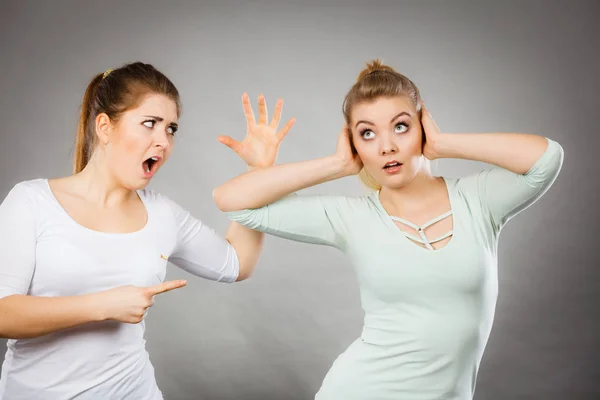 Twee Vrouwen Die Ruzie Hebben Boos Elkaar Zijn Vrouwelijke Vertellen — Stockfoto