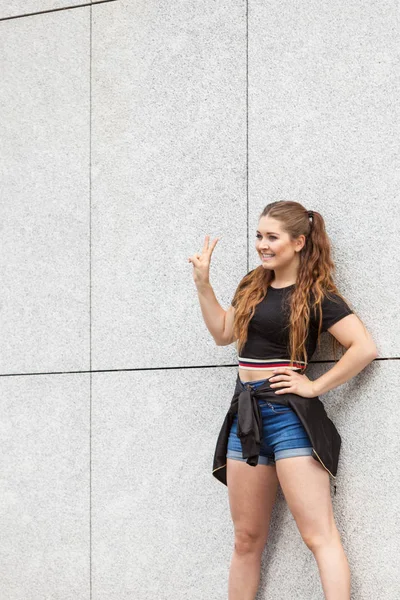 Jonge Vrouw Met Rolschaatsen Tegen Een Betonnen Muur Stad Vrouw — Stockfoto