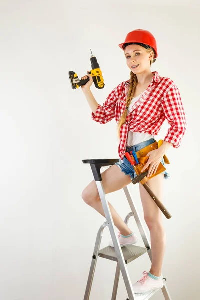 Junge Resolute Frau Mit Bohrmaschine Bei Der Renovierung Ihres Hauses — Stockfoto