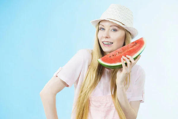 Felice Allegra Ragazza Adolescente Pronta Estate Indossa Cappello Sole Che — Foto Stock