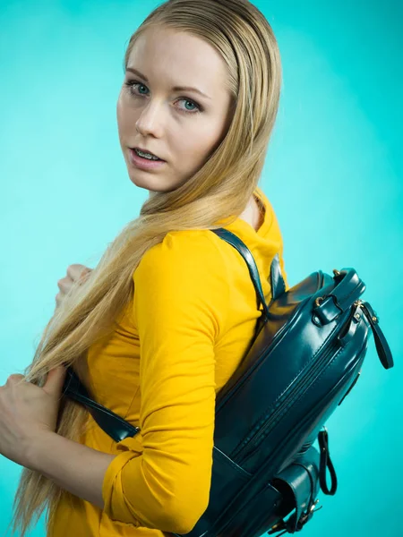 Menina Adolescente Loira Indo Para Escola Faculdade Vestindo Mochila Elegante — Fotografia de Stock