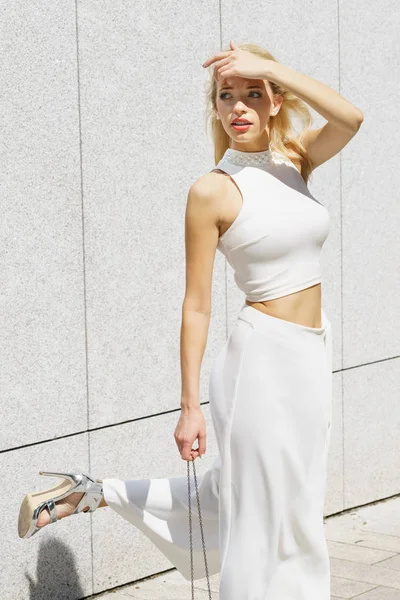 Elegante Mulher Elegante Apresentando Roupa Urbana Moda Parte Superior Branca — Fotografia de Stock