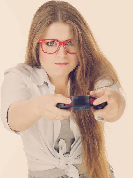 Jovem Mulher Adulta Jogando Console Vídeo Segurando Almofada Jogo Gaming — Fotografia de Stock
