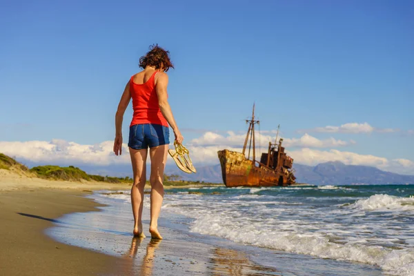 Reisvrijheid Volwassen Toeristische Vrouw Wandelen Het Strand Genieten Van Zomervakantie — Stockfoto