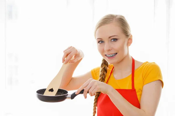 Gelukkig Vrolijke Jonge Vrouw Dragen Schort Met Kleine Kookpan Houten — Stockfoto