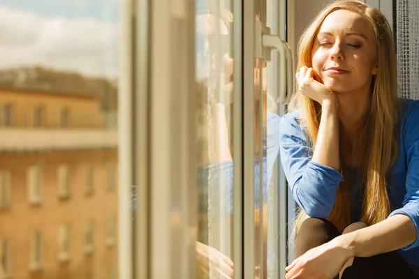 Šťastná Žena Dlouhými Blonďatými Vlasy Seděla Parapetu Relaxaci Meditaci Nebo — Stock fotografie