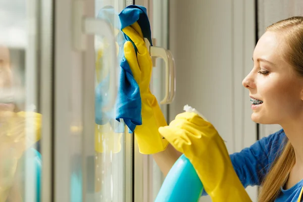 Sarı Eldivenli Mavi Paçavra Sprey Deterjanıyla Pencereyi Temizleyen Genç Kadın — Stok fotoğraf