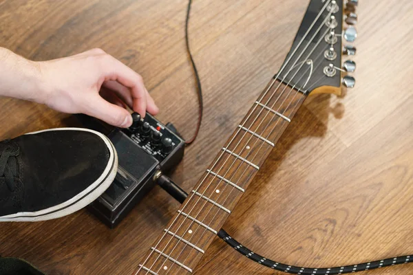 Man Met Muziekinstrument Het Opzetten Van Gitaar Audio Stomp Box — Stockfoto