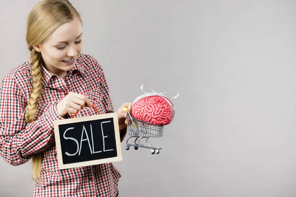 Щаслива Жінка Тримає Кошик Мозком Всередині Знак Продажу Розумна Відповідальна — стокове фото
