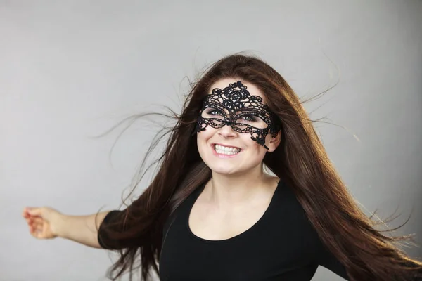 Karanlıkve Uzun Kahverengi Saç Tousled Siyah Göz Dantel Maskesi Giyen — Stok fotoğraf