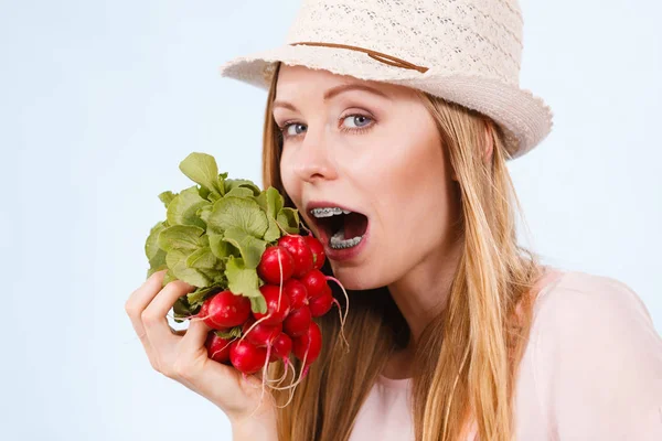 Lustige Junge Frau Beißt Roten Köstlichen Rettich Sommergemüsekonzept — Stockfoto