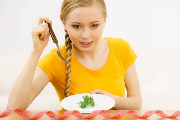 Jovem Feliz Sorrindo Mulher Prestes Comer Alface Segurando Prato Garfo — Fotografia de Stock