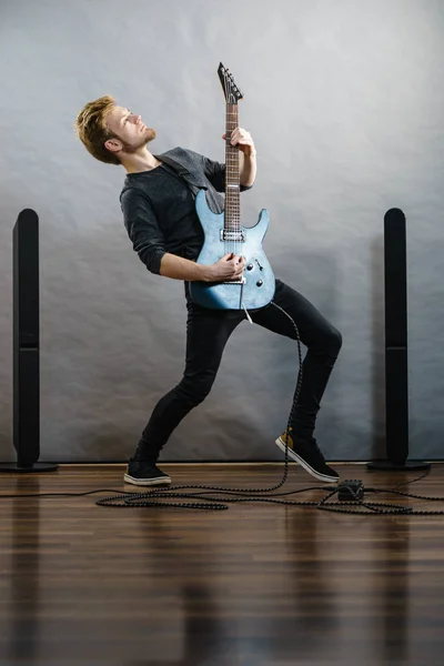 Młody Brodaty Mężczyzna Gitarą Elektryczną Dorosła Osoba Pełnej Długości Trzyma — Zdjęcie stockowe