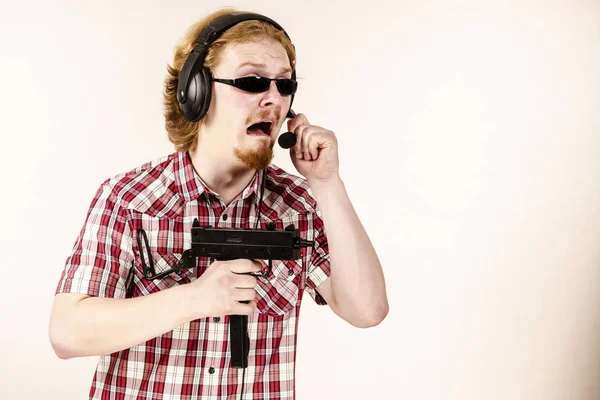 Nerd Nerd Jovem Adulto Homem Jogando Console Vídeo Segurando Arma — Fotografia de Stock