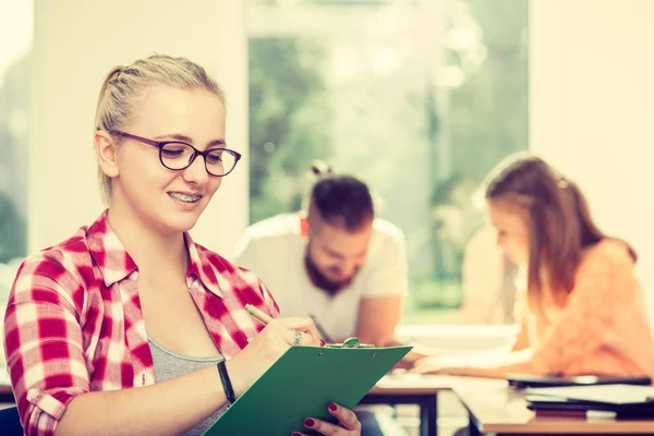 Vzdělání Vysoké Školy Týmová Práce Lidé Koncept Usmívající Studentka Notebookem — Stock fotografie