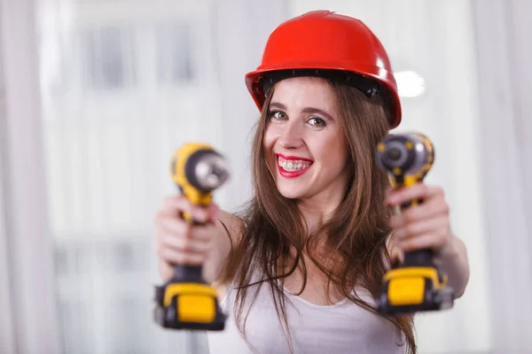 Jovem Mulher Positiva Usando Broca Energia Para Trabalho Casa Menina — Fotografia de Stock