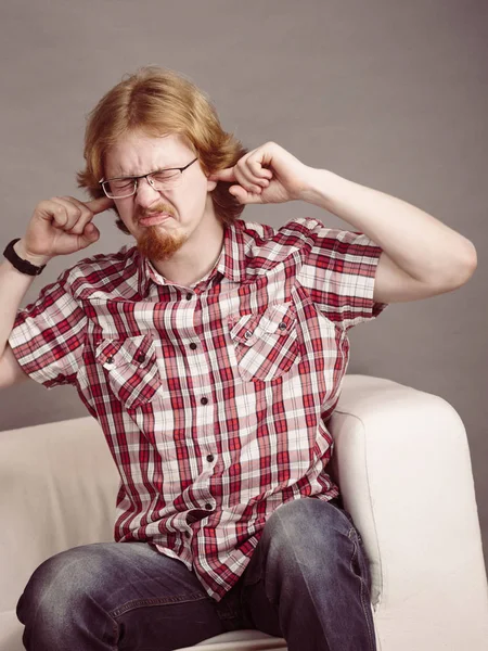 Homem Sendo Irritado Com Barulho Alto Ter Dedos Nos Ouvidos — Fotografia de Stock