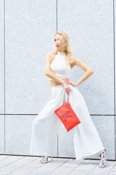 Atractiva Mujer Moda Traje Urbano Moda Calzoncillos Cortos Blancos Zapatos —  Fotos de Stock