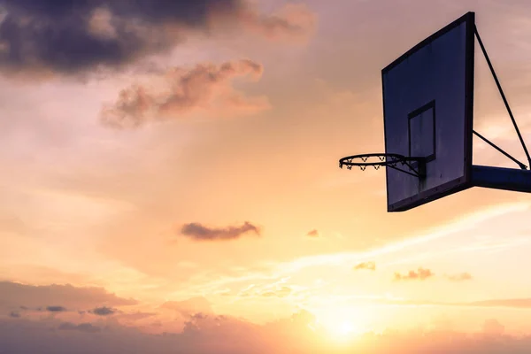 Gammal Basketbräda Med Korg Båge Mot Solnedgången Himlen Sport Rekreation — Stockfoto