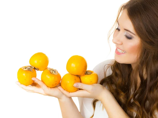 Mujer Sosteniendo Frutas Kaki Caqui Las Manos Alimentación Saludable Ayuda — Foto de Stock