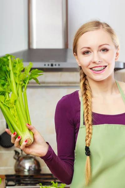 Femme Dans Cuisine Tenant Vert Céleri Frais Tige Jeune Femme — Photo