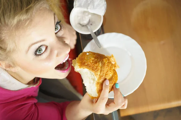 Fröhlich Fröhliche Junge Teenagerin Isst Croissant Brötchen Und Quark Joghurt — Stockfoto