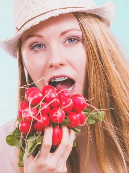 Engraçado Jovem Prestes Morder Rabanete Delicioso Vermelho Conceito Legumes Verão — Fotografia de Stock