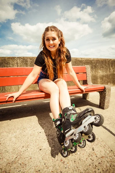 Feliz Joven Alegre Con Patines Sentada Banco Disfrutando Mujer Siendo —  Fotos de Stock