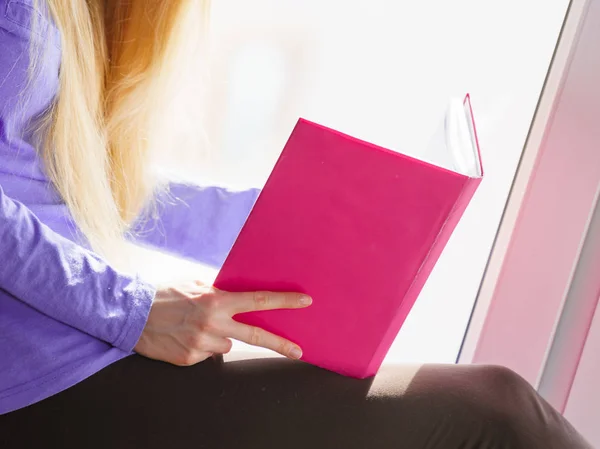 Ocio Literatura Concepto Personas Mujer Joven Adolescente Leyendo Libro Casa — Foto de Stock