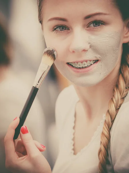 Cilt Bakımı Genç Kadın Yüzüne Karşı Fırça Gri Kil Çamur — Stok fotoğraf