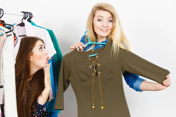 Dos Mujeres Jóvenes Durante Tiempo Compras Recogiendo Perfecto Vestido Corto —  Fotos de Stock